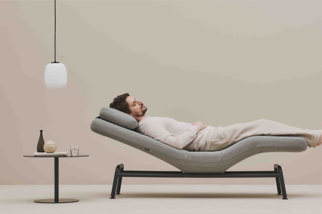 The electric sofa bench designed by Makoto Hashikura for And Medical is an innovative piece that combines comfort and technology. This electrically adjustable sofa allows the user to easily find the ideal position. Its sleek and functional design is perfect for modern and adaptable environments.